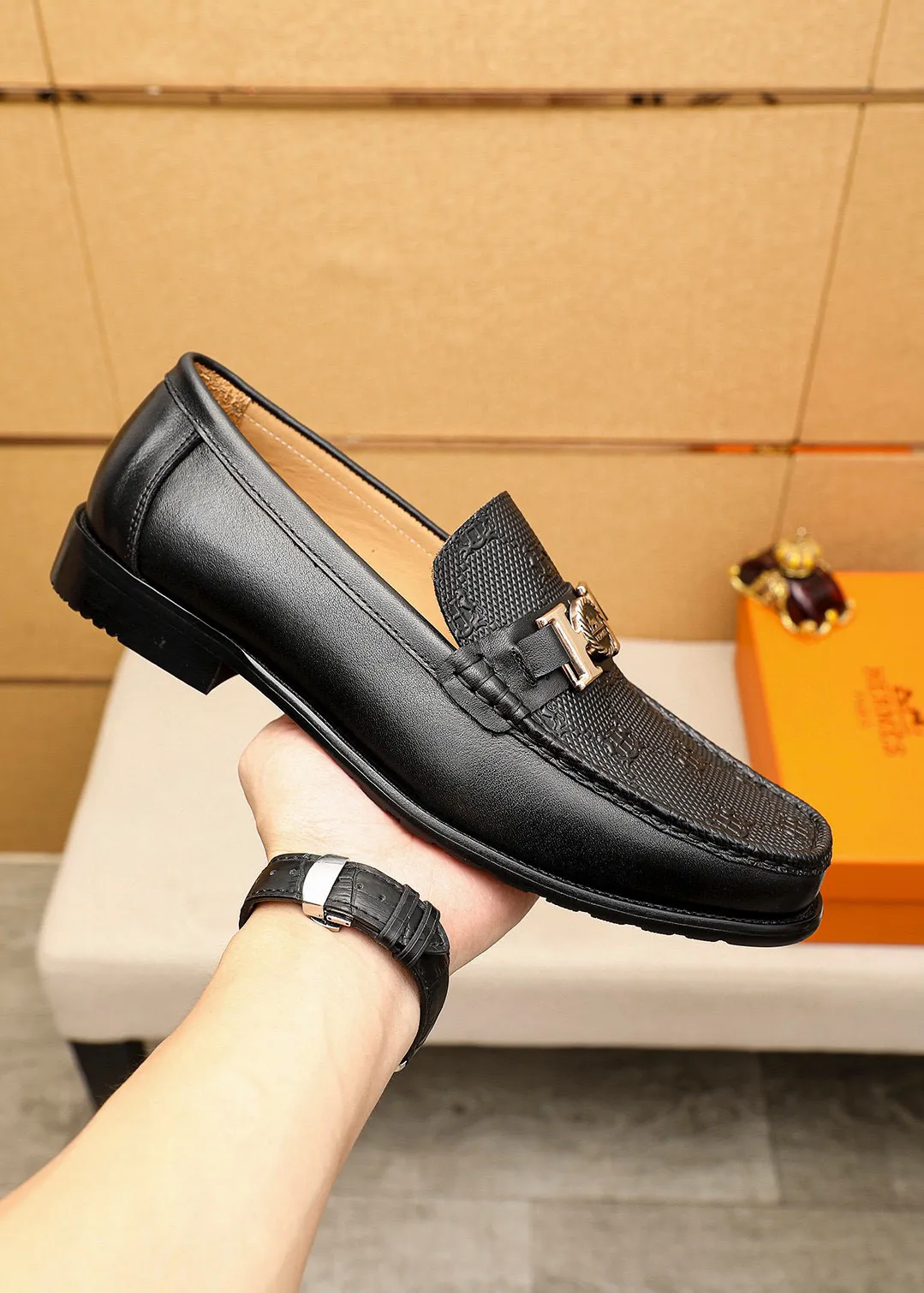 Men's shoes 💰442 💐 Product trademark: HERMES "Hermès" casual leather shoes Regular size: 38-44 (45🉑️customized) Product materials: Selected imported first-layer calfskin embroidered upper + luxury hardware buckle, imported water-dyed 🐂 cowhide lining. Strong three-dimensional visual effect, combined outsole Color: 1⃣️color optional